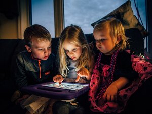 Kinder am Tablet