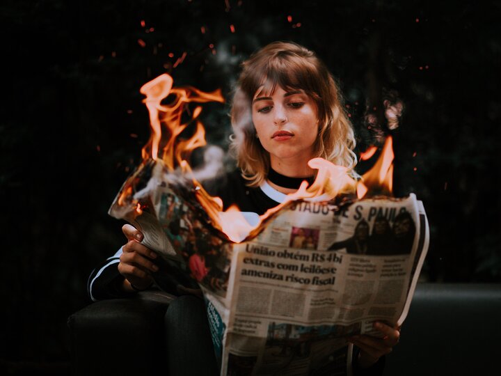 Brennende Zeitung