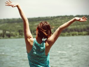Glückliche Frau am See